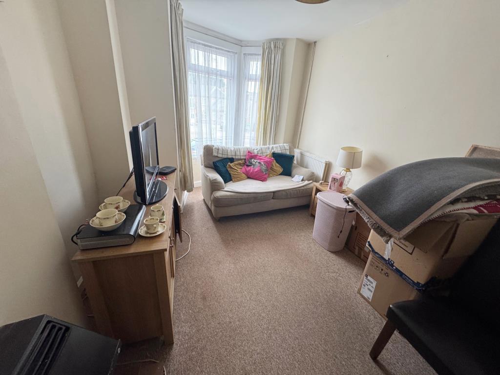 Lot: 20 - THREE-BEDROOM TERRACE HOUSE FOR IMPROVEMENT - Living room